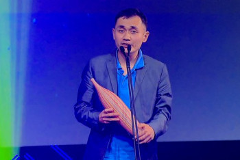 Фотография к новости: Казахстанский режиссер Адильхан Ержанов получил азиатский "Оскар" 