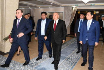 Фотография к новости: Елбасы посетил спектакль "Тыраулап ұшқан тырналар"