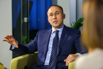 Фотография к новости: Абаев о создании агентства по усыновлению в РК: "Эмоций больше, чем нужно"