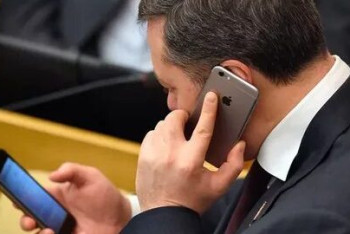 Фотография к новости: Казахстанским госслужащим вернут смартфоны в ноябре