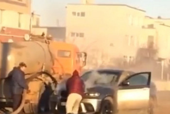 Фотография к новости: Горящий BMW тушили канализационными стоками в России