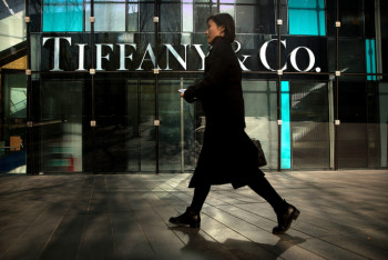 Фотография к новости: AFP: владелец Louis Vuitton намерен приобрести Tiffany за $16 млрд