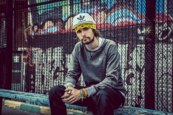 Фотография к новости: Noize MC заплатит штраф за стихотворный баттл со Шнуровым