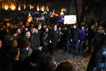 Фотография к новости: Протесты в Грузии: оппозиционеры окружили парламент живой цепью 