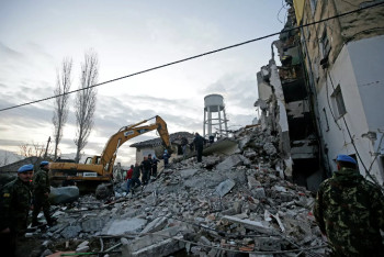 Фотография к новости: При землетрясении в Албании семь погибли, сотни человек пострадали