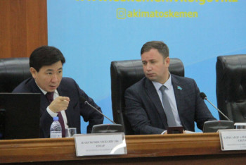 Фотография к новости: Аким Усть-Каменогорска прервал заседание и устроил подчиненным экзамен на знание стихов Абая