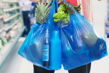 Фотография к новости: Почему не запрещают полиэтиленовые пакеты в Казахстане, объяснил министр