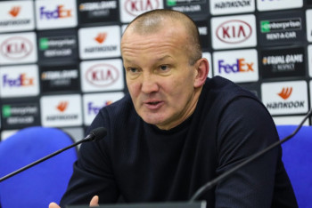 Фотография к новости: Тренер "Астаны" раскрыл детали разговора в перерыве матча с МЮ в Лиге Европы