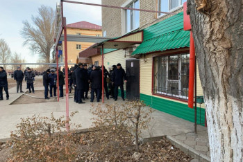 Фотография к новости: Мужчина с ножом и гранатой удерживает жену в офисе в Уральске: полицейские пытаются вести переговоры