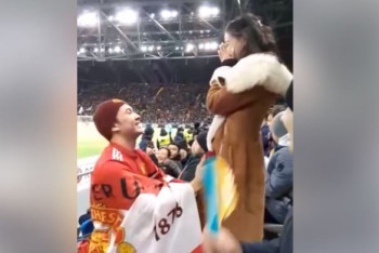 Фотография к новости: Болельщик сделал предложение девушке на матче "Астана" - МЮ