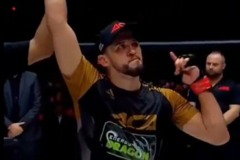 Фотография к новости: Российский боец ММА подарил свой чемпионский пояс казахстанскому народу