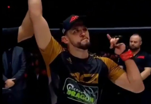 Фотография к новости: Российский боец ММА подарил свой чемпионский пояс казахстанскому народу