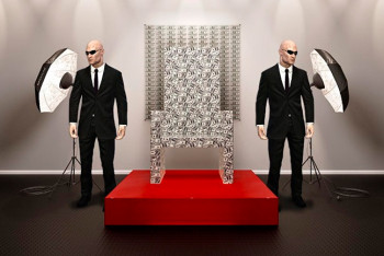 Фотография к новости: Набитый деньгами стеклянный трон выставили в московском Музее эмоций 