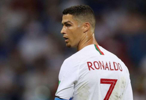 Фотография к новости: Криштиану Роналду решил проигнорировать церемонию вручения "Золотого мяча" в Париже