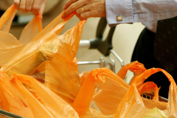 Фотография к новости: Отказ от полиэтилена. Какие супермаркеты столицы начнут продавать пакеты