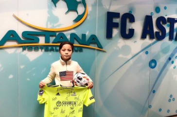 Фотография к новости: Мальчика, умолявшего футболистов "Астаны" нормально играть с МЮ, пригласили в офис столичного клуба