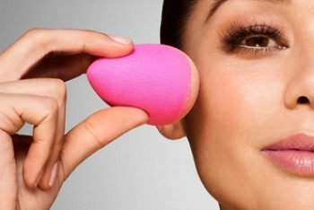 Фотография к новости: Убийственный макияж: какие бактерии прячутся в косметичке