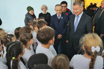 Фотография к новости: Родители учеников раскрыли Даниалу Ахметову обман о недостроенной школе