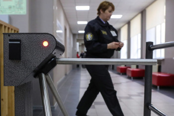 Фотография к новости: "Наблюдают лишь за использованием бахил" - депутат про охрану в учебных заведениях