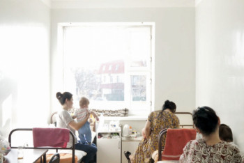 Фотография к новости: На нехватку мест, плесень на стенах и ржавые кастрюли в детской больнице пожаловались жители Актау