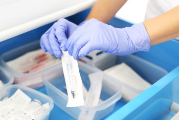 Фотография к новости: Врачей в Павлодаре уличили в многократном использовании одноразовых инструментов