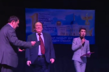 Фотография к новости: Земляки поздравили композитора Токена Ильяса со званием Почётного деятеля культуры