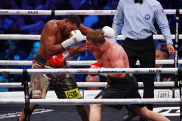 Фотография к новости: Российский боксер Поветкин завершил вничью бой с американцем Хантером