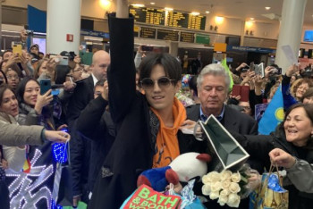 Фотография к новости: Сотни фанатов встретили Димаша Кудайбергена в аэропорту Нью-Йорка