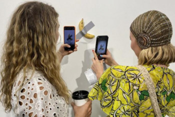 Фотография к новости: Проданный за 120 тысяч долларов банан со скотчем съел художник на выставке в США