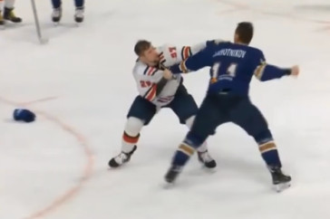 Фотография к новости: Бывший хоккеист "Барыса" вырубил соперника на льду в Усть-Каменогорске