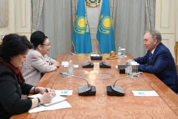 Фотография к новости: Елбасы поздравил Бибигуль Тулегенову с 90-летием