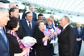 Фотография к новости: Елбасы встретился с первостроителями столицы