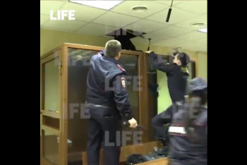 Фотография к новости: Обвиненный в убийстве сбежал из клетки прямо во время суда