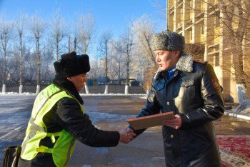 Фотография к новости: Поймавшие подозреваемого в педофилии и спасшие парня от суицида полицейские награждены в Караганде