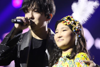 Фотография к новости: Димаш вывел на большую сцену еще один молодой талант из Казахстана