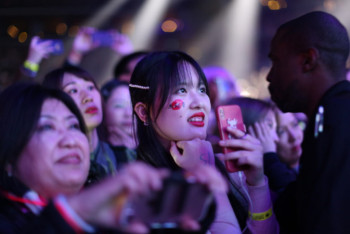 Фотография к новости: Порядковый номер на руке. Фанаты Димаша организовали живую очередь у входа на концерт в Нью-Йорке