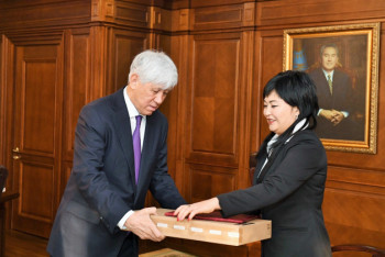 Фотография к новости: Новогоднего подарка от акима области удостоилась сельский психолог