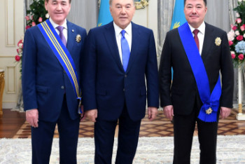 Фотография к новости: Елбасы вручил награды своему помощнику и руководителю Канцелярии