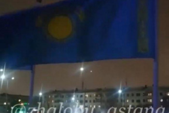 Фотография к новости: Повешенный вверх тормашками казахстанский флаг обнаружили в Нур-Султане