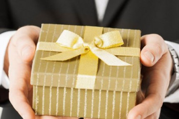 Фотография к новости: Пижама, элитный алкоголь, оливки: какие подарки сдали чиновники в спецфонд