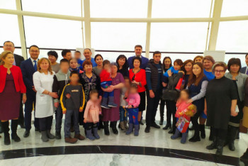 Фотография к новости: Казахстанские дети, возвращенные из Ирака, воссоединились с родными в "Байтереке"