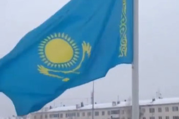 Фотография к новости: Висевший "вверх ногами" казахстанский флаг на вокзале в Нур-Султане перевесили