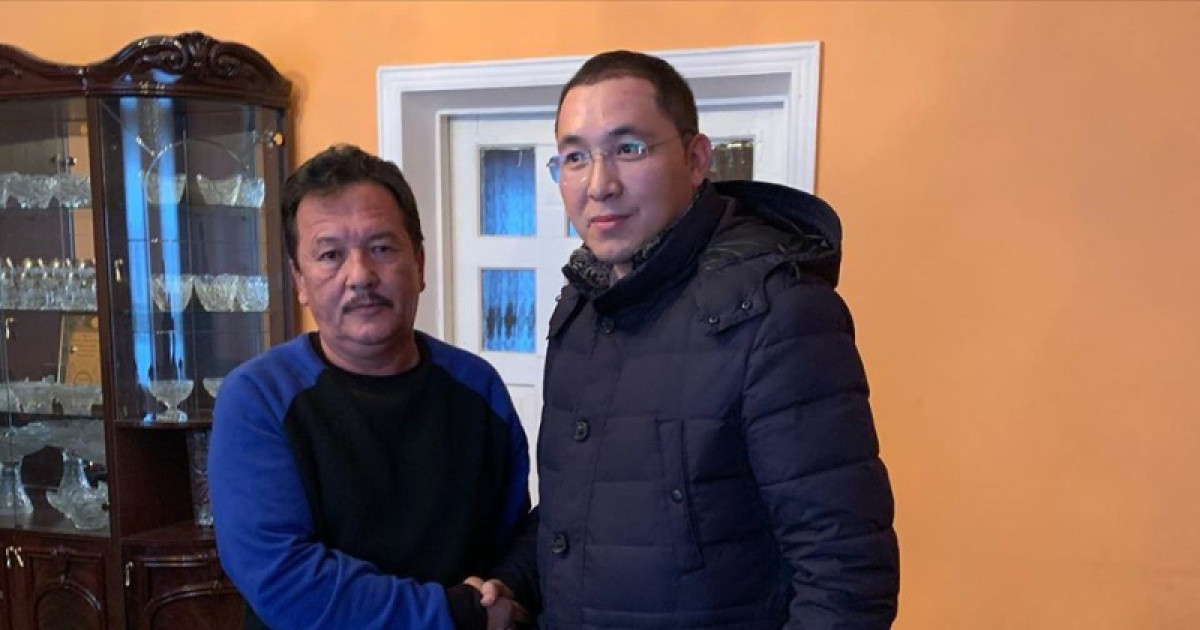  учитель Бахыт Каукенов и начальник УП Туркестана Данияр Мейрхан 