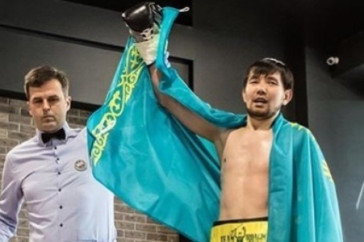 Фотография к новости: Казахстанский певец-боксер выиграл титульный бой нокаутом африканца с 28 победами