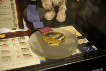 Фотография к новости: Первое олимпийское золото независимого Казахстана выставили в Музее лыж в Осло