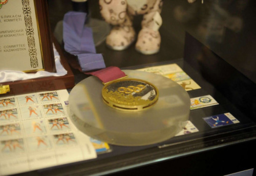 Фотография к новости: Первое олимпийское золото независимого Казахстана выставили в Музее лыж в Осло