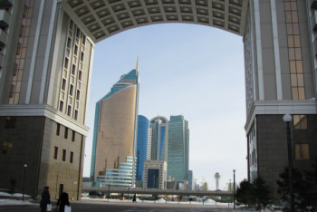 Фотография к новости: Почему не все госслужащие могут пользоваться смартфонами на работе, ответил Жумагалиев