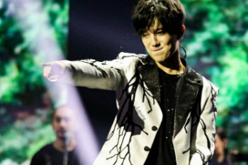 Фотография к новости: Известный дизайнер показала, как создавала костюмы Димашу для концерта в Нью-Йорке