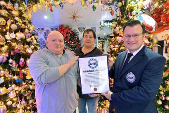 Фотография к новости: Семья из Германии установила дома 350 рождественских елок, побив мировой рекорд