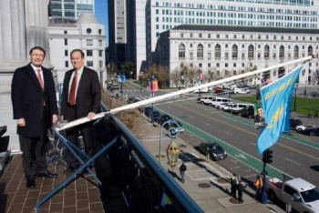 Фотография к новости: Флаг Казахстана подняли над зданием мэрии Сан-Франциско